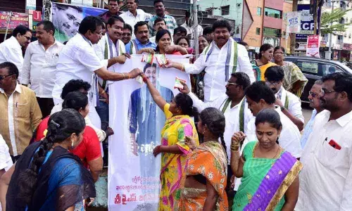 AgriGold victims perform Palabhishekam in Eluru
