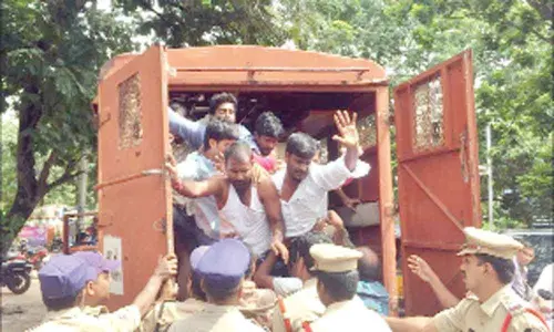 Cops foil OU students march