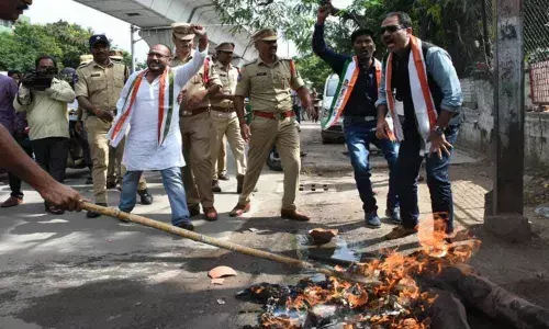 Congress leaders condemn KCRs dictatorial style