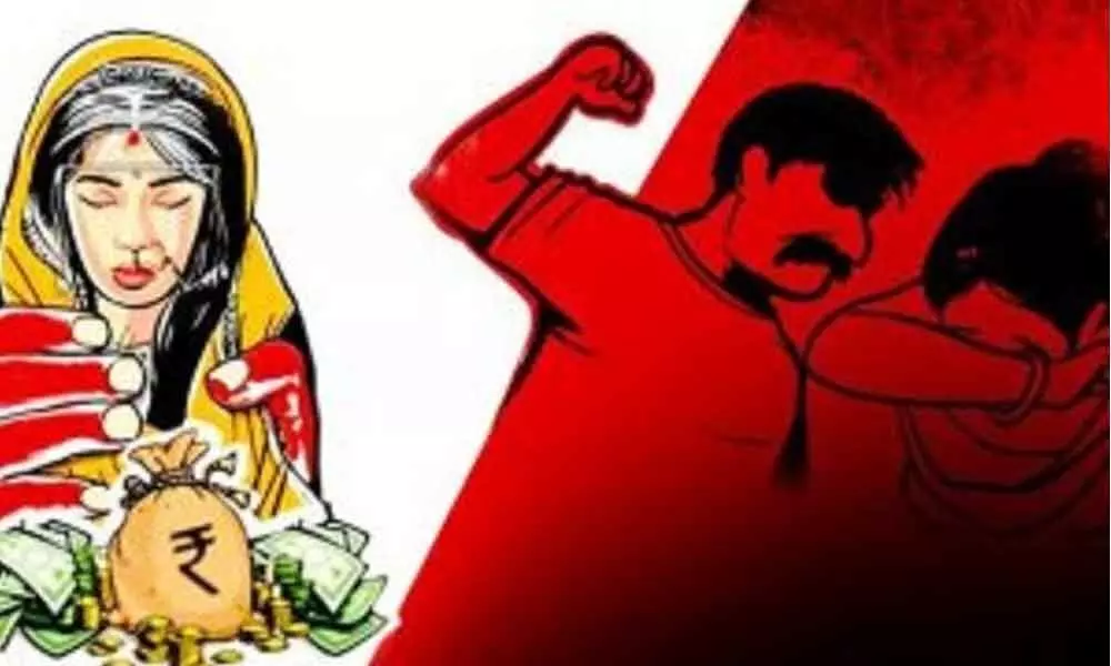 NRI husband blackmails wife with pics over dowry