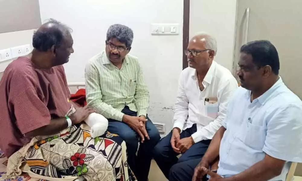 Left leaders call on Potu Ranga Rao in Hyderabad