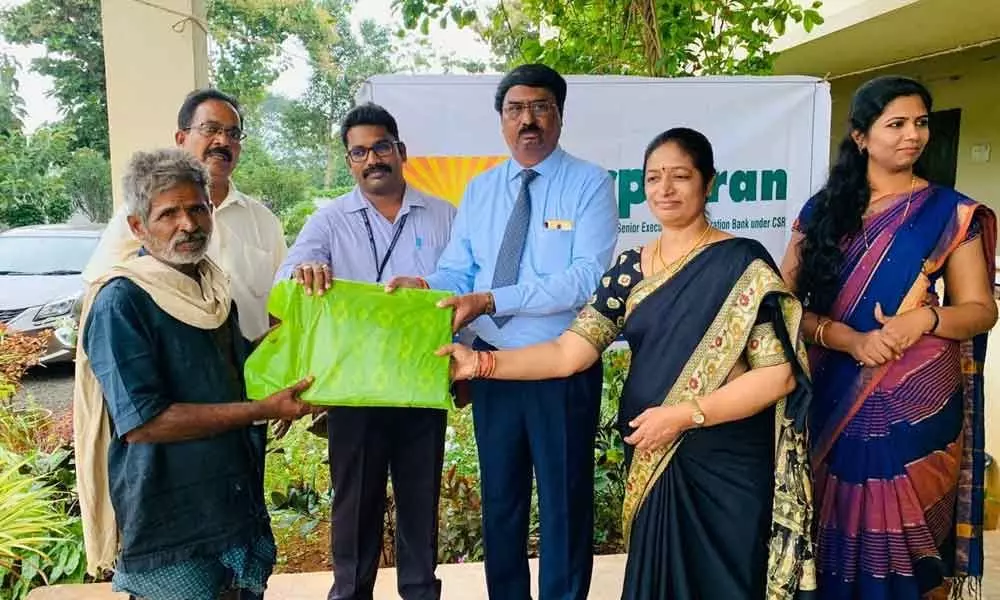 Corporation Bank distributes bedsheets to poor in Gannavaram