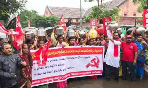 Women stage dharna over water crisis in Kakinada