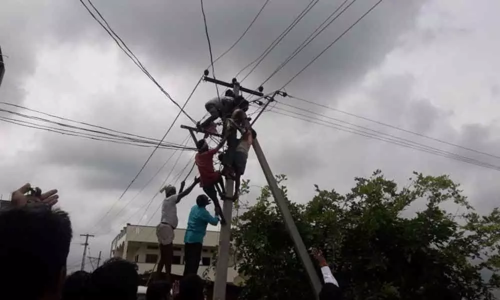 Kodangal: Outsourcing worker of electricity department electrocuted on duty