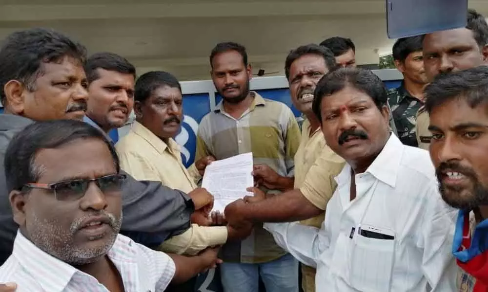 RTC workers gherao government whips house in Kamareddy