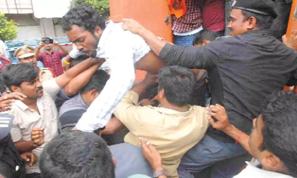 Cops foil ABVP attempt to storm Pragathi Bhavan