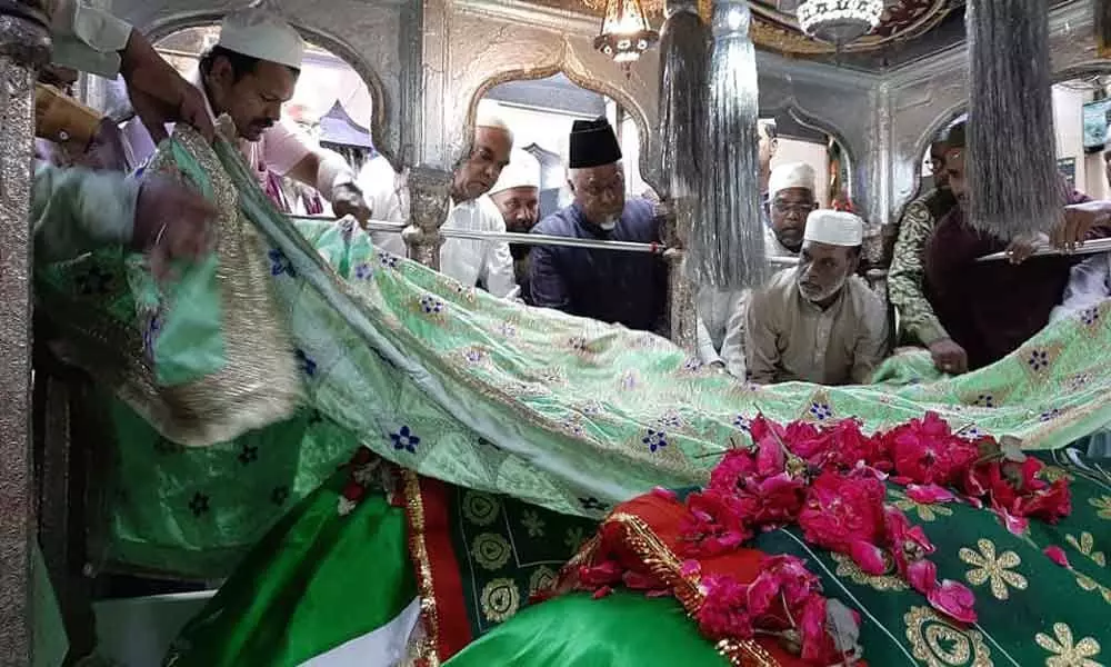 Maharashtra polls: MLA Syed Ahmed Pasha Quadri prays at Yousufain dargah