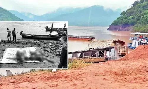 Godavari Boat Extracted: Royal Vashishta Tourist Boat Driver Nukarajus Body Identified By Family Members