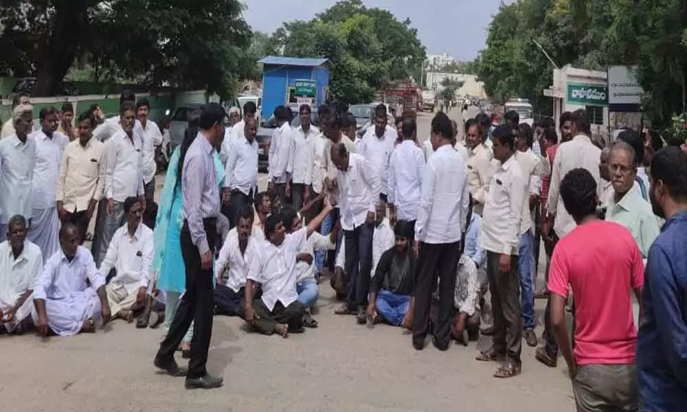 Ryots stage protest at Bowenpally market yard