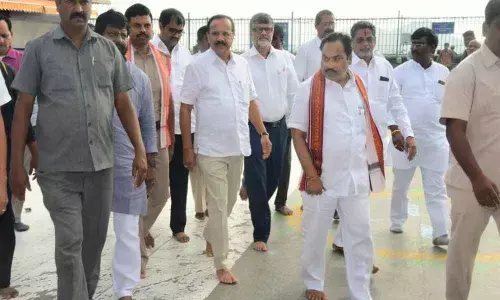 Sadananda Gowda visits Durga Temple in Vijayawada