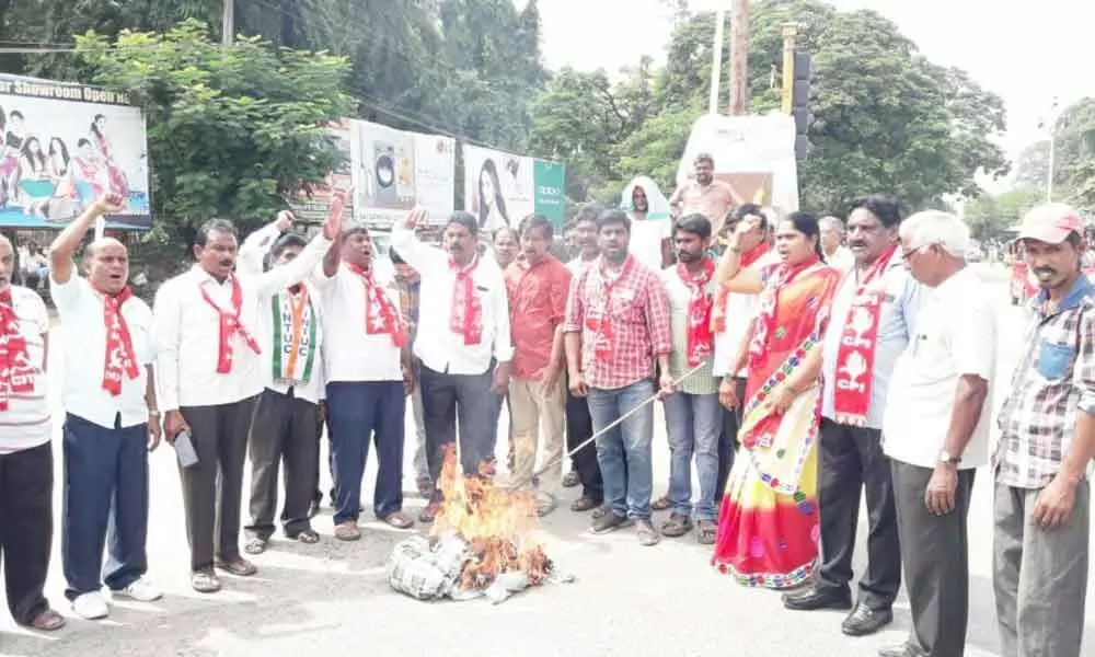 Kothagudem: Incensed by jibe against RTC, Left parties burn CMs effigy