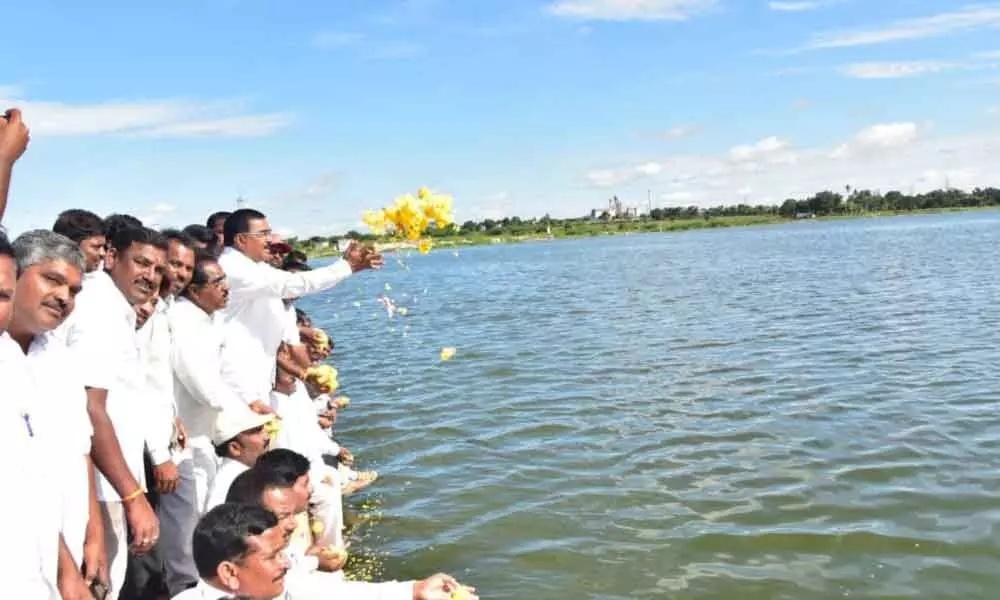 Wanaparthy: Farmers, fishermen rejoice as Krishna waters fill Nalla Cheruvu