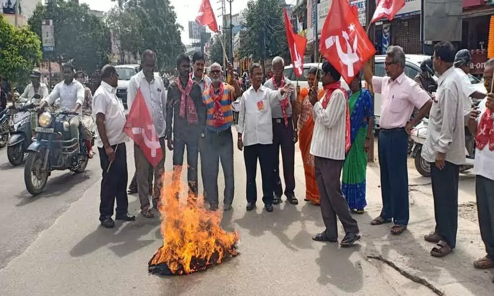 CPM activists burn govt effigy