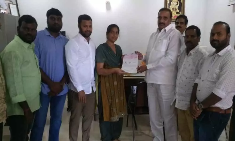 MLA Arekapudi Gandhi hands over CMRF cheques