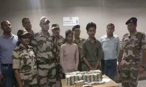 Two caught with Rs 1 crore cash at Delhi metro station