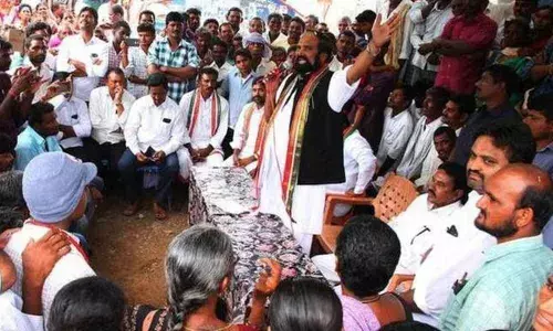 Uttam Kumar Reddy to brief Sonia on bypoll defeat