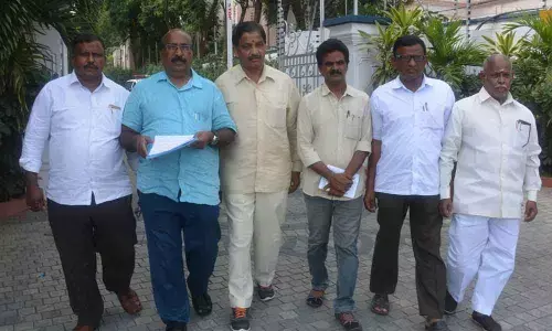 Unfazed by KCRs remarks,striking staff stick to guns