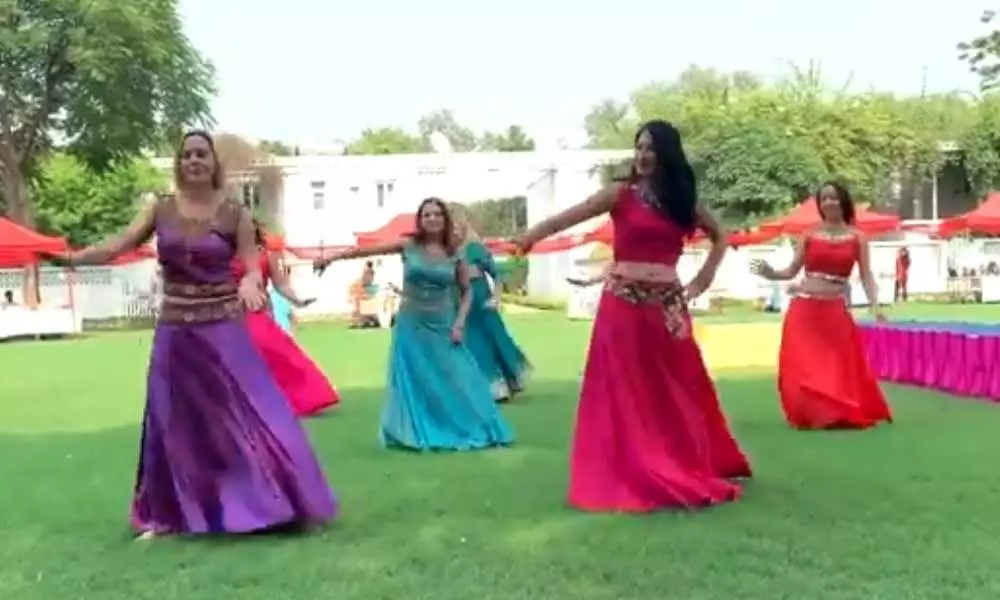 Diwali celebrations are in full swing American pataks groove to Bollywood song dont miss it watch the video