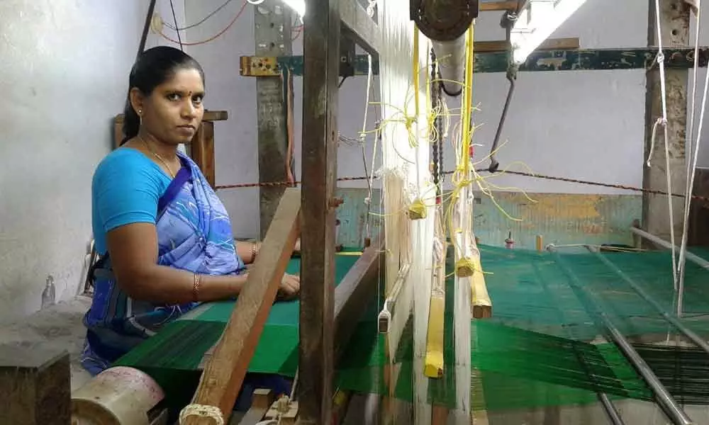 Weavers elated over government announcing incentive in Chirala