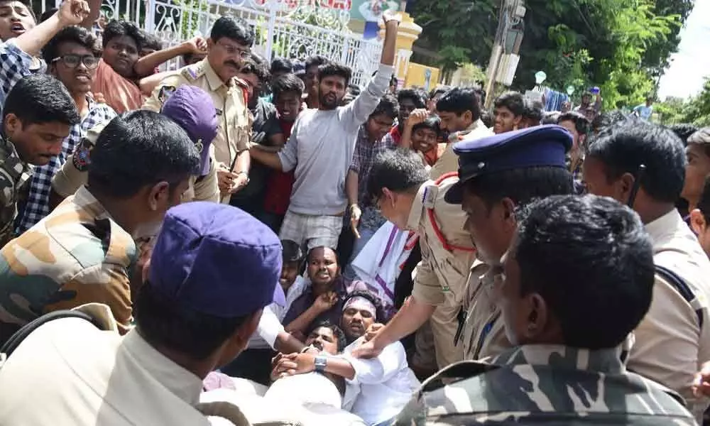 Student JAC lays siege to Collectorate demanding High Court in Kurnool