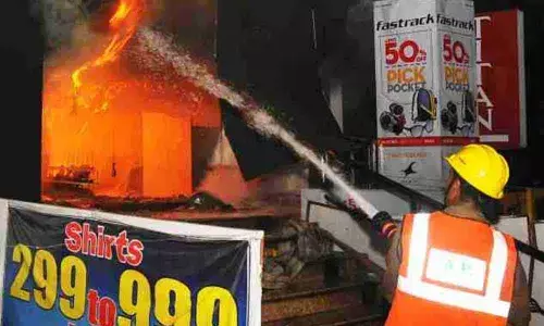 Visakhapatnam: Fire broke out in a shopping mall