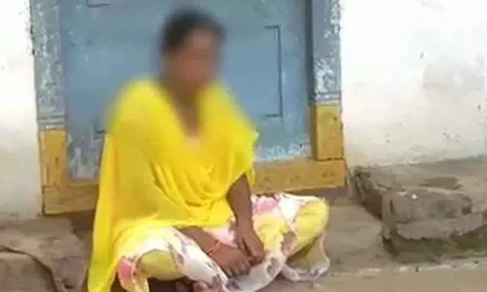 Woman stages protest in front of boyfriends house in Mahabubabad