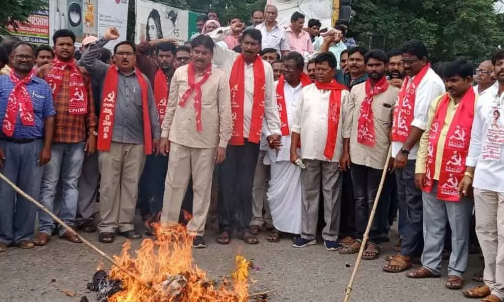 Kothagudem: Left parties condemn Kunamnenis arrest, burn CMs effigy in protest