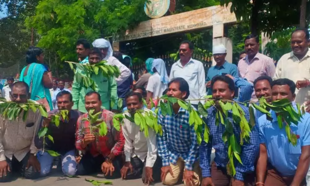 RTC employees pretend as eating leaves in Nizamabad