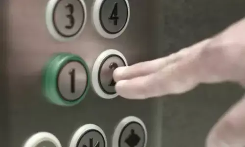Mumbai: Senior citizen stuck in Thane railway station lift gets rescued