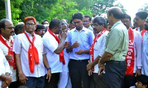 Khammam: Woman conductors family stages protest