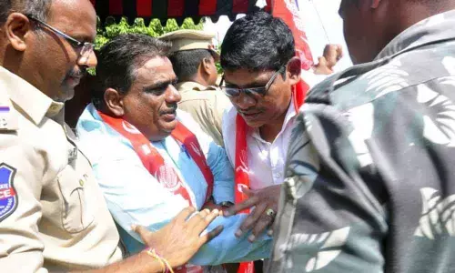 Warangal: RTC employees bid to lay siege to Collectorate foiled