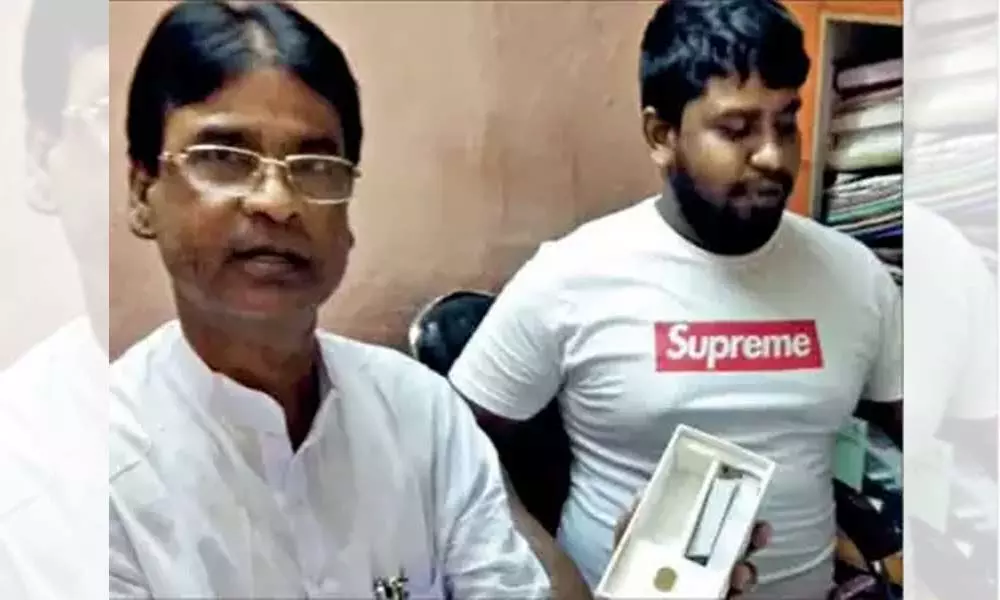 West Bengal: MPs son orders Redmi phone online, gets stones in package
