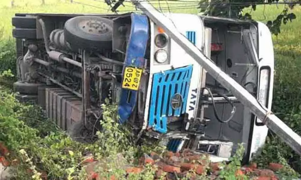 Nalgonda: 8 passengers hurt after APSRTC bus hits electric pole