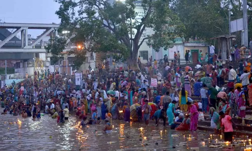 Thousands take a holy dip in Godavari
