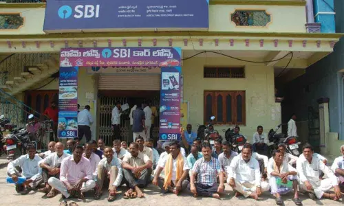 Bank officials cheating farmers in Manthani: Kisan Congress