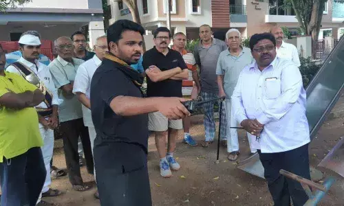 Civic chief inspects drains in Acharya Ranga Nagar