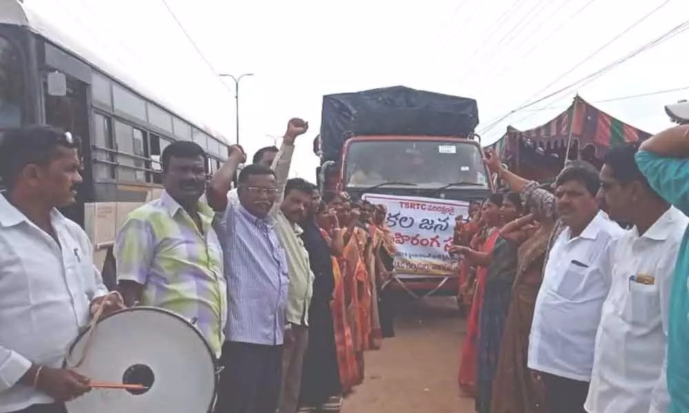 Nagarkurnool: RTC staff take out rallies as part of Sakala Janula Samara Bheri