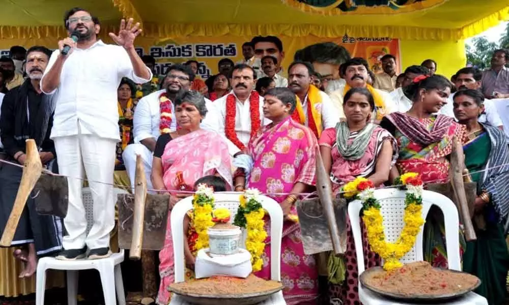 Nellore: TDP leaders express solidarity with construction workers