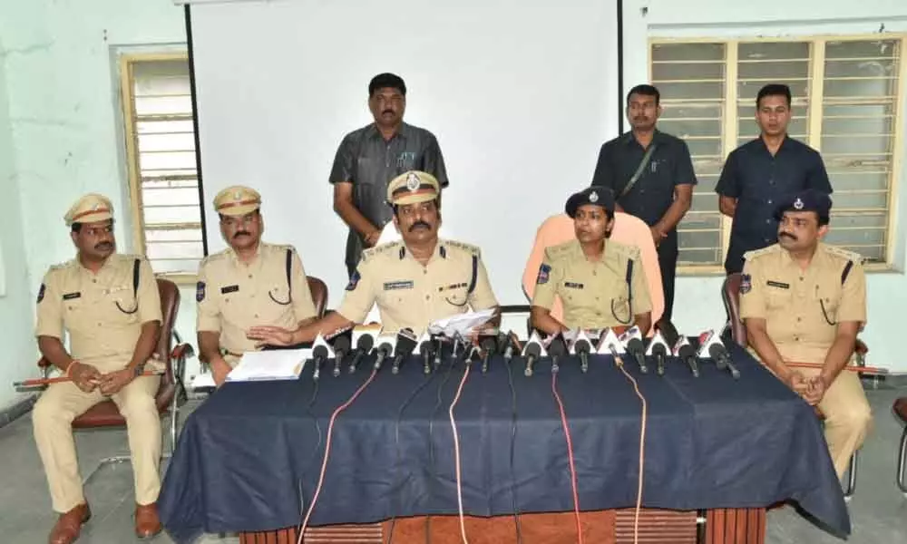 Commissioner of Police V Satyanarayana rewards Mancherial police