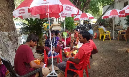 Saline infusion in the open under umbrella