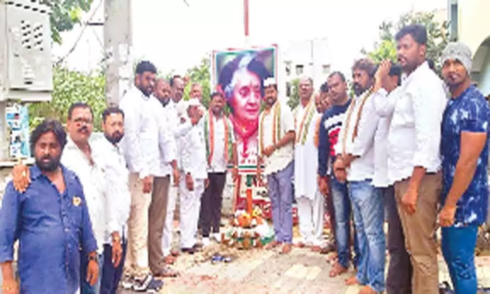 Congress leaders pay rich tributes to Indira