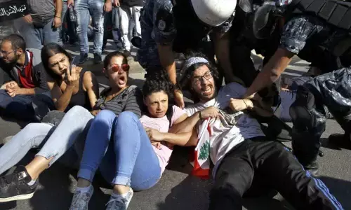 Lebanon: Protests dont stop even in third week, roads blocked