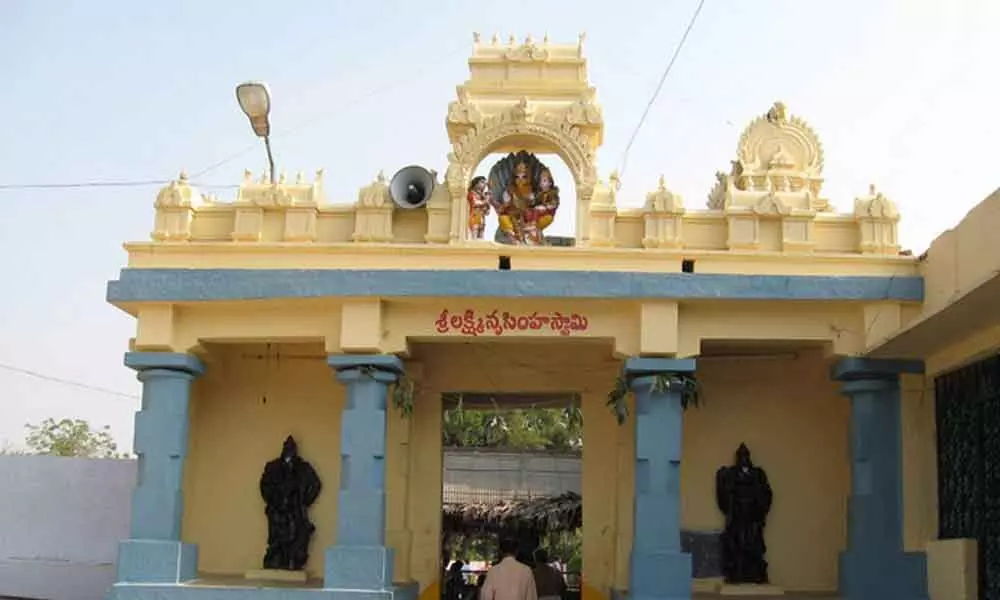 Pulichintala back water enter Sri Lakshmi Narasimha Swamy temple as Suryapet: Devotees express their anguish