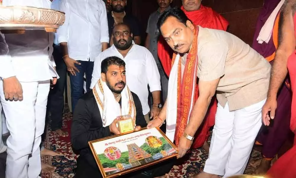 Minister Anil worships Goddess Durga in Vijayawada