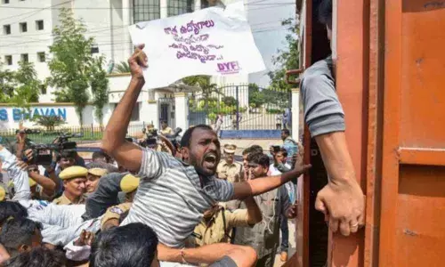 Mahbubnagar: 1 RTC driver dies, while another attempts suicide