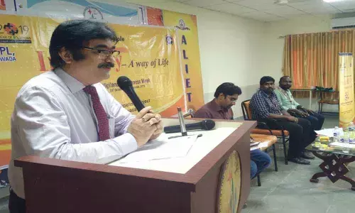 Strive for corruption-free society, students told