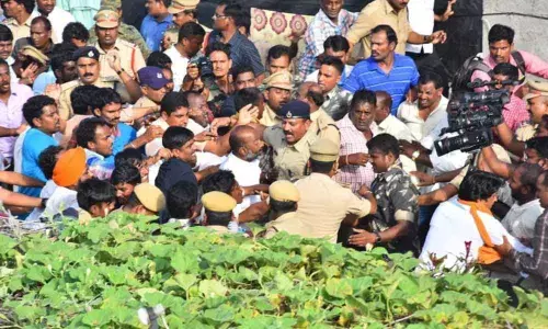 Karimnagar: RTC driver Babus final rites held amid high tension