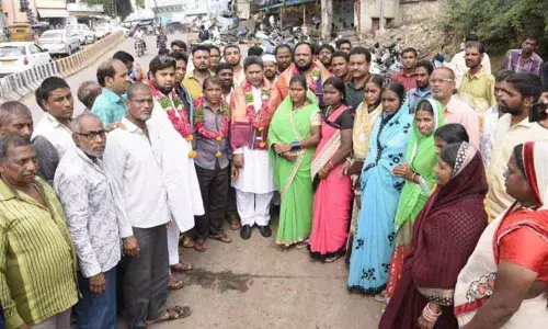 Karwan MLA assures to resolve vendors issues