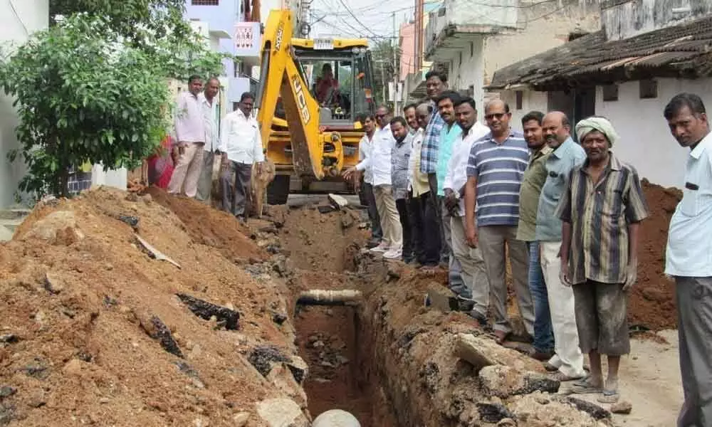 Corporator Pannala Devender Reddy inspects drainage works in Old Mallapur