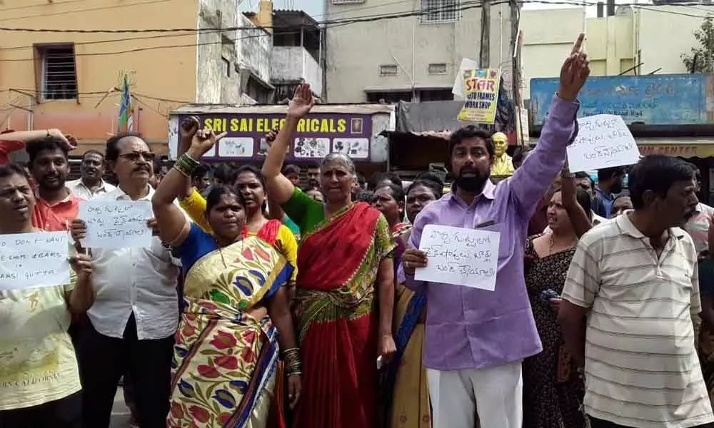 Irate women protest against liquor shop